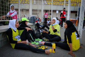 مریم در حال استراحت در کنار هم تیمی های خود بعد از پایان مسابقات است.